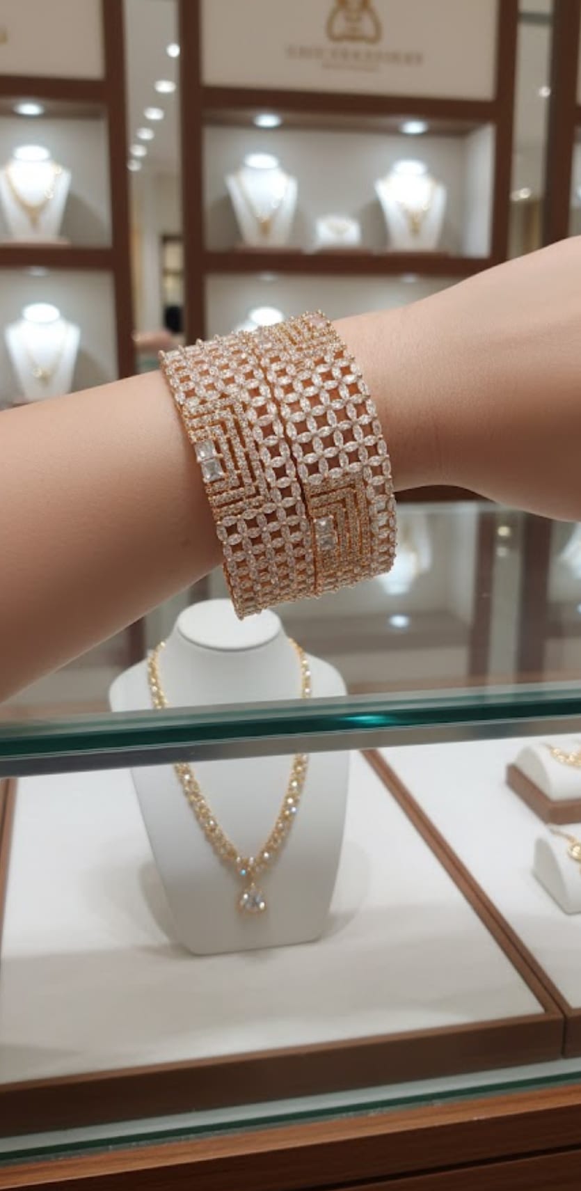 2 Pcs Elegant Lattice-Work Gold-Finished wide Bangle/Karay (code:AD2)